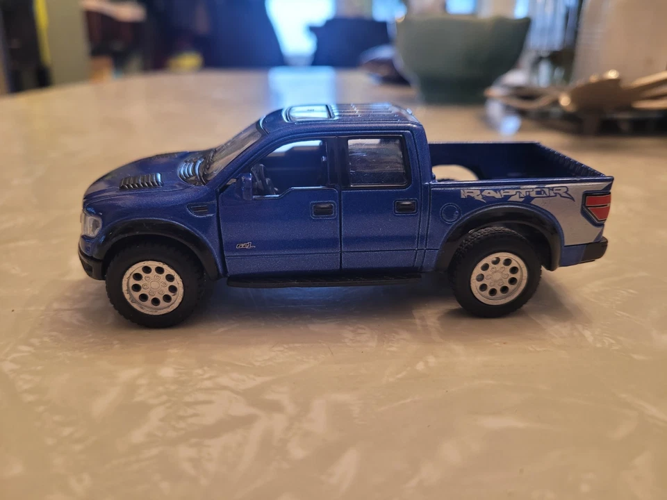 Camioneta pickup Ford F150 SVT Raptor Super Crew 2013 Kinsmart, azul, 1/46 Foto 2 de 4