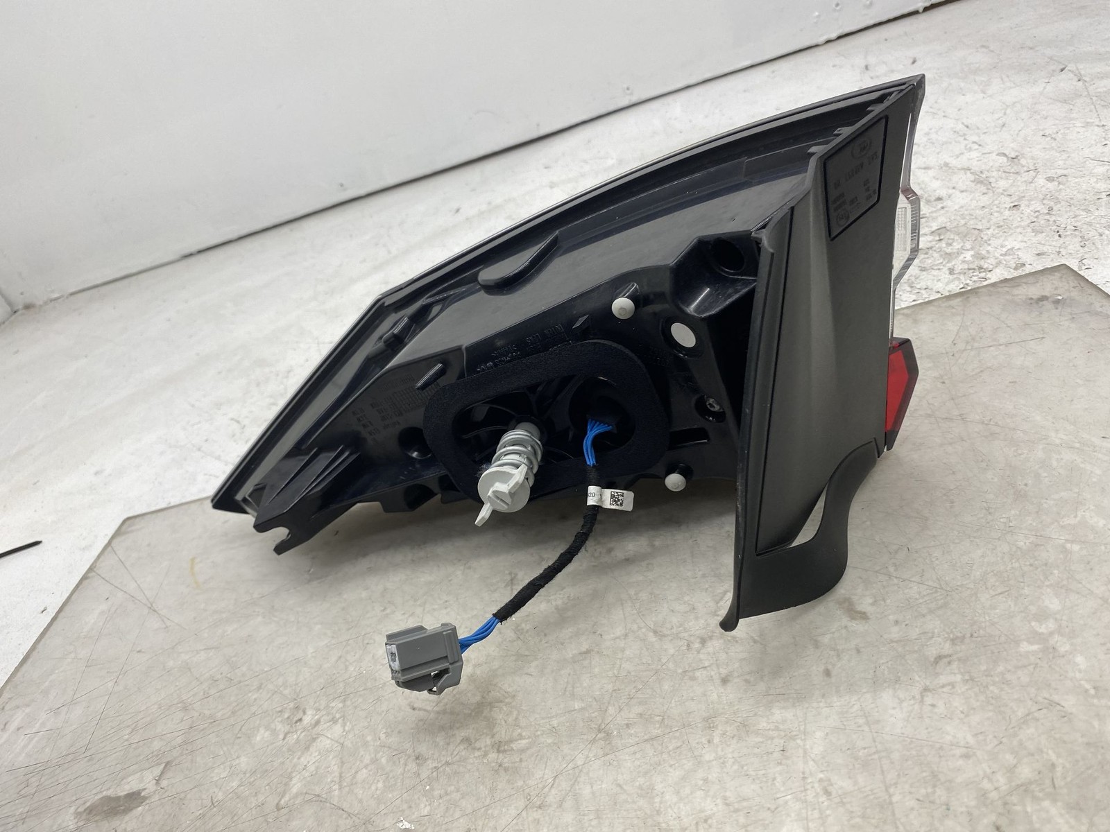 2020-2024 MASERATI LEVANTE OEM LEFT REAR TRUNK LID GATE TAIL LIGHT LAMP OUTTER