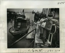 1977 Press Photo Children Climb off Mississippi Boat Ride aboard Navy Swift Boat