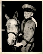 Foto original GA310 1953 ¡MIRA LO QUE GANAMOS! PONY GANADOR DEL PREMIO NIÑO ESCUELA MILITAR