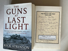 „The Guns At Last Light” podpisany 20 II wojny światowej weterani Royal Navy i armii brytyjskiej