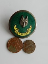 A VINTAGE GREEN ENAMEL CAP BADGE, 'BOY SCOUTS' WOLF CUBS CUBMASTER.
