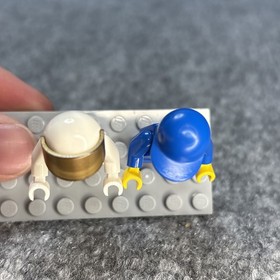 Lego Shuttle Expedition Astronaut Minifigures Lot of 2 sp123 & sp122 from 10231