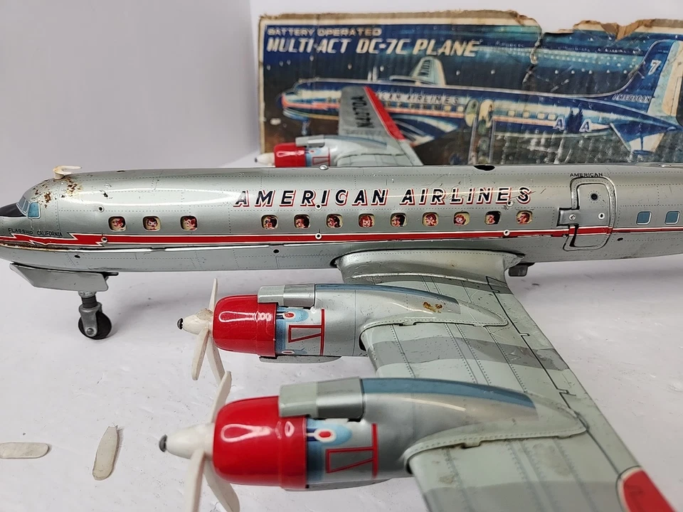 Avión y escaleras de juguete de hojalata American Airlines marca AHI DC-7C de colección Japón RARO Foto 3 de 4