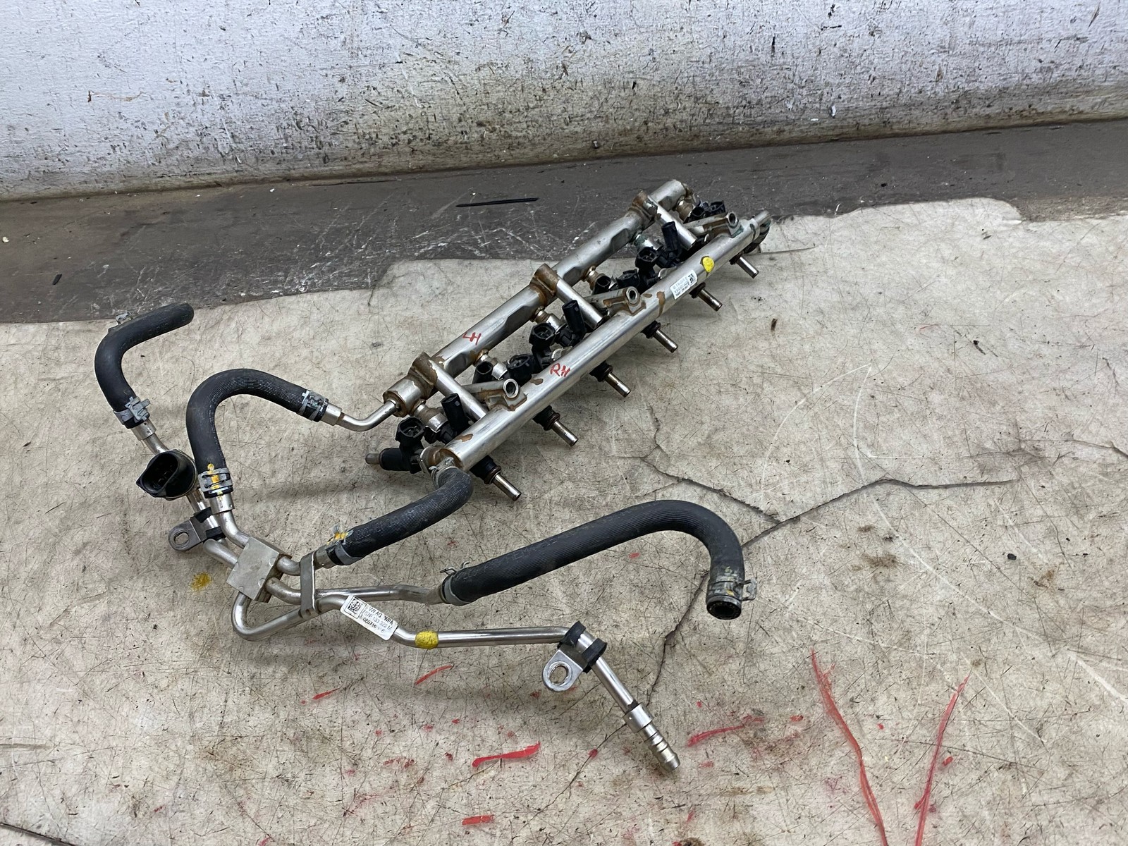 2017 BENTLEY BENTAYGA 6.0L W12 FUEL RAIL & INJECTOR SET *35K MILES* 07P906031A