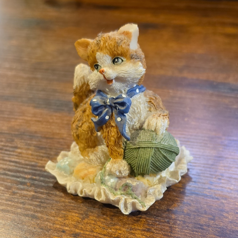 Resin Kitten Cat Figurine with Blue Bow and Yarn Ball Decorative Animal Figure