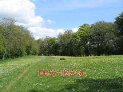 FOTO VON OFFA'S DEICHWANDERWEG FÜHRT VON TUTSHILL EIN OFFENES GRASFELD ALS
