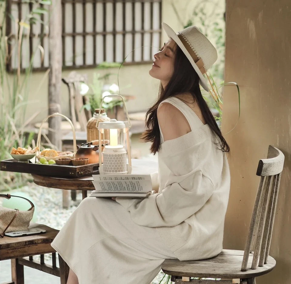 Altavoz Bluetooth Mifa Lyra, Sonido 360°, Luz LED, IP67, Batería 31hr, Blanco Foto 4 de 4