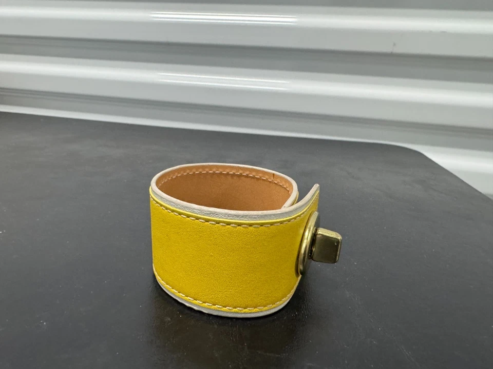 Coach - Brazalete grande de cuero con cierre giratorio ancho - Pulsera amarilla única Foto 3 de 4