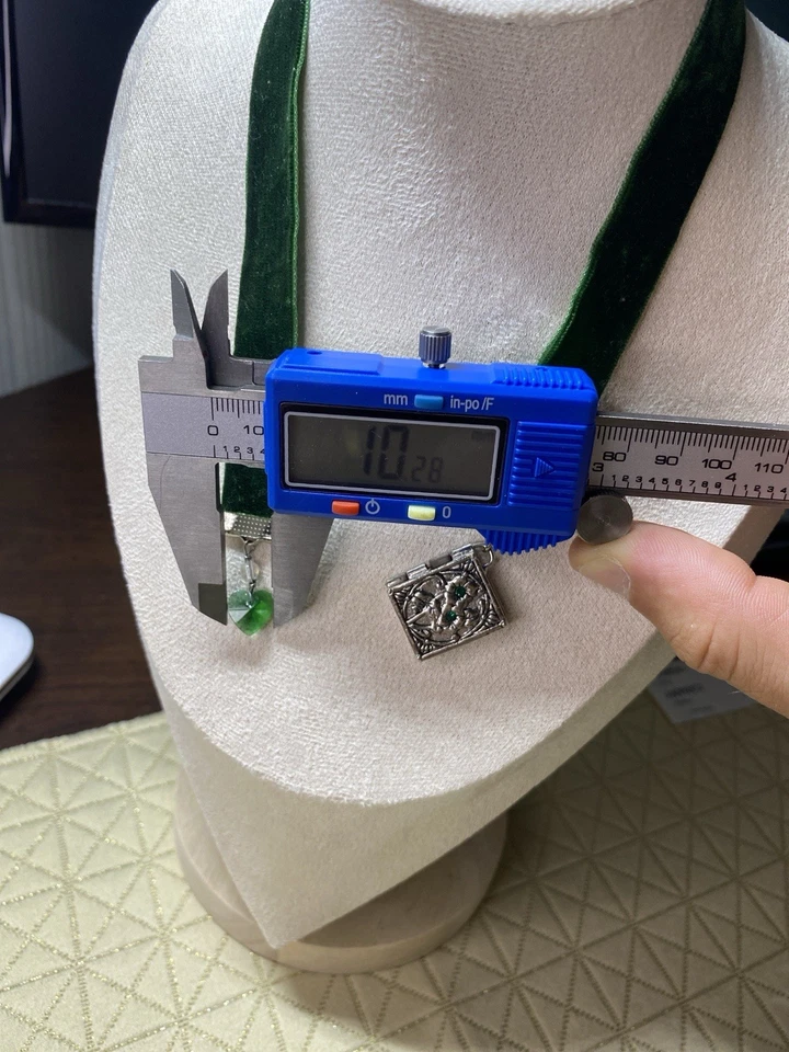 Gargantilla de terciopelo vintage TODA - vidrio corazón verde gótico y ornamentado. 14 pulgadas de largo. Foto 3 de 4