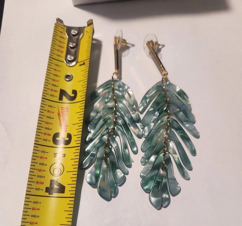 This is a pair of House of Harlow 1960 Palm Leaf dangle earrings in green resin. - Image 2 of 4