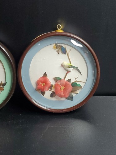 Paire d'anciennes boîtes à ombres asiatiques 3D art plume présentoir arbre et oiseau - Photo 2/9