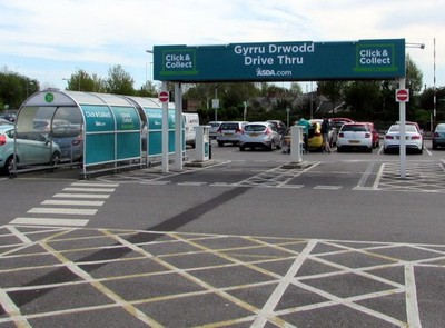 Foto 6x4 Asda Click & Collect Drive Thru Bereich, Bridgend Newcastle\/SS907 c2017