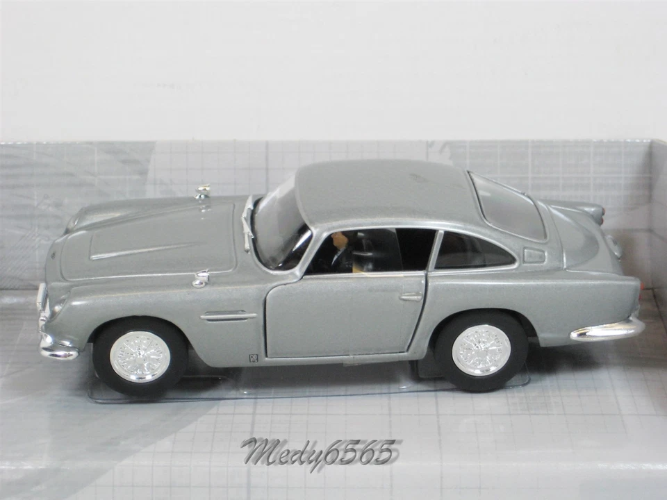 Corgi Casino Royale "With Figure" Old Aston Martin DB5 Scale1/36 - Image 3 of 4