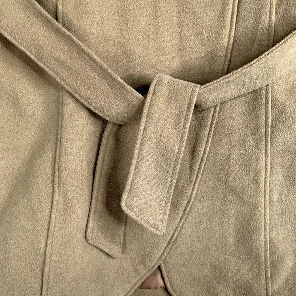 Casaco longo feminino Rue 21 bronzeado médio cruzado com botão babado forrado com cinto - Imagem 3 de 4