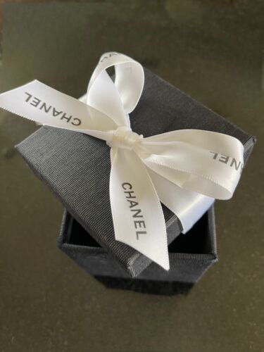 Chanel Black Fabric Square 3.5” Square Gift Box With Bow - Afbeelding 1 van 7