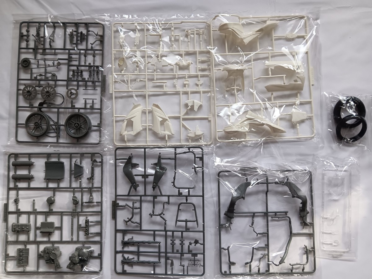 Fujimi 141336 1/12 Kawasaki ZX-10R Plastic Model Kit 4968728141336