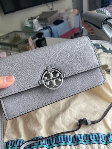 Portafoglio Tory Burch miller tracolla pelle pochette mini. Grigio mare