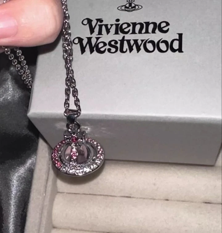 Collar Vivienne Westwood Orbe Usado Estrás Plata Rosa Bajo Relieve Foto 2 de 4