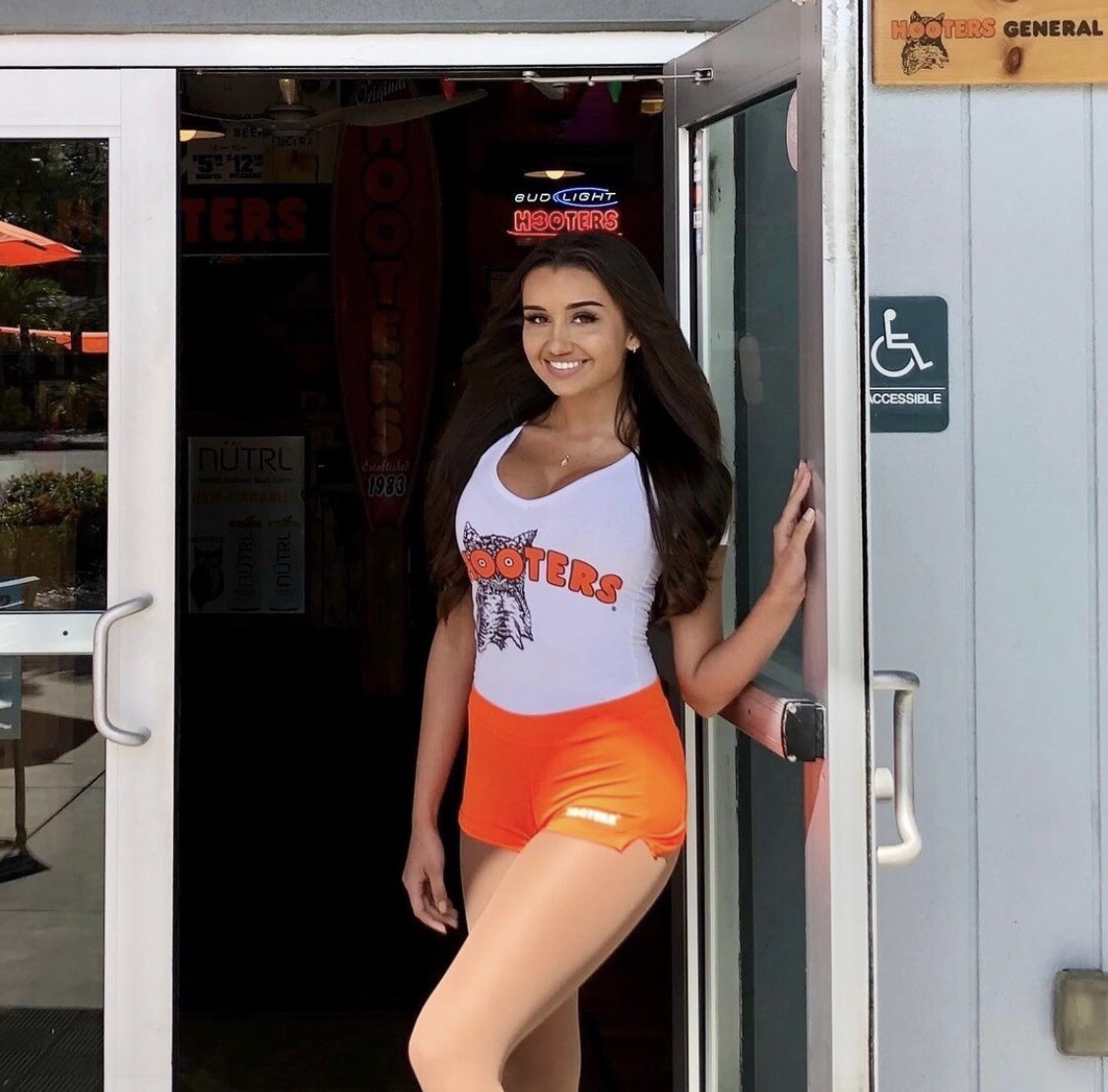 HOOTERS GIRL - THE WELCOMING HOTTIE !! | eBay