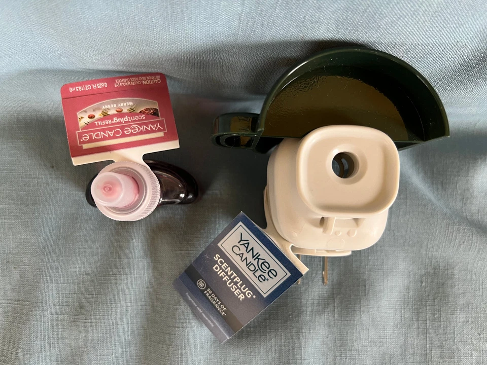 Yankee Candle Gnome Mug Scentplug Diffuser w/Merry Berry Refill NWT - Image 3 of 3