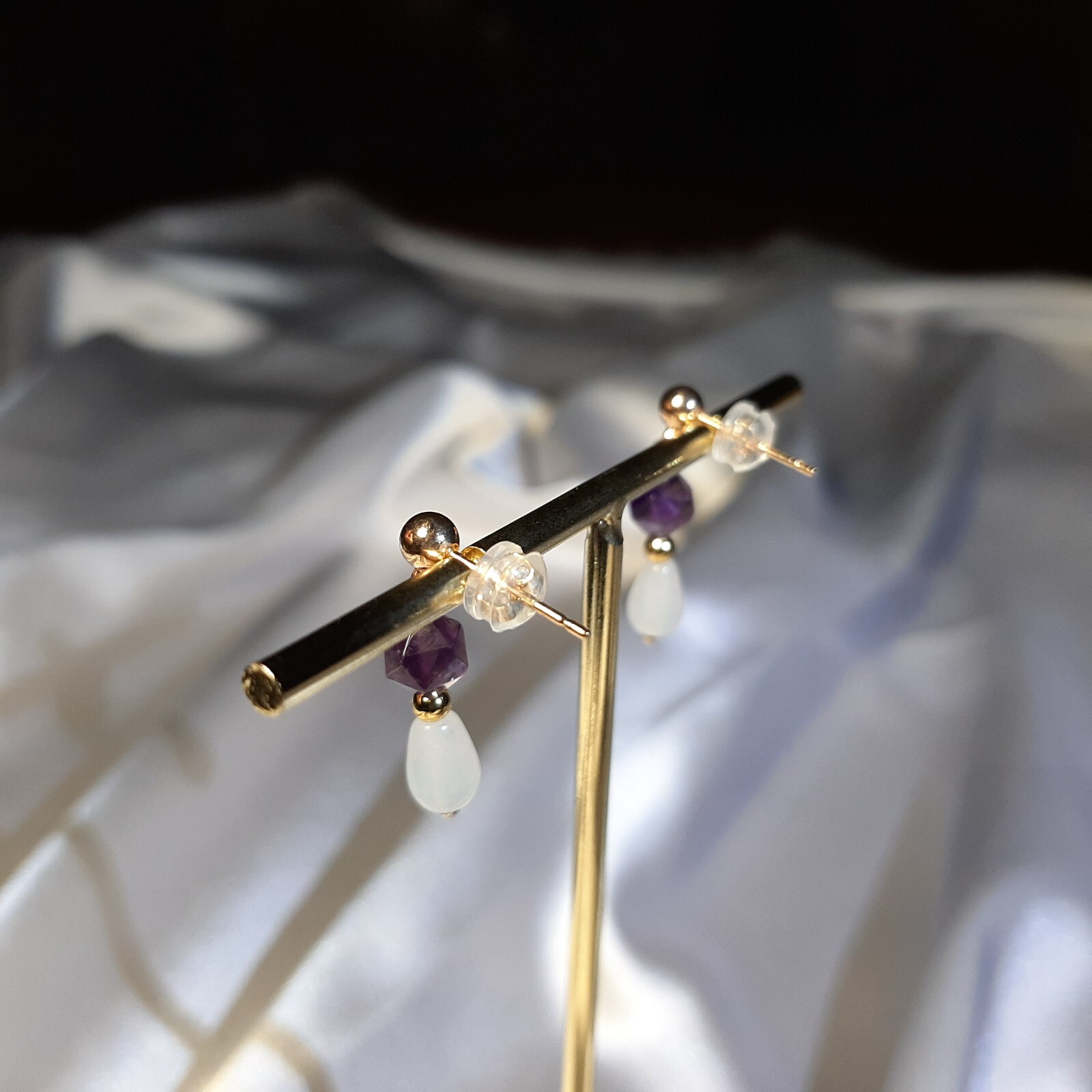 Clous d'oreilles améthyste violette et or jaune, le cadeau d'anniversaire idéal - 3
