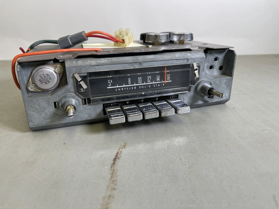 Radio Chrysler Plymouth Valiant AM 1972 2884-750 Foto 2 de 4