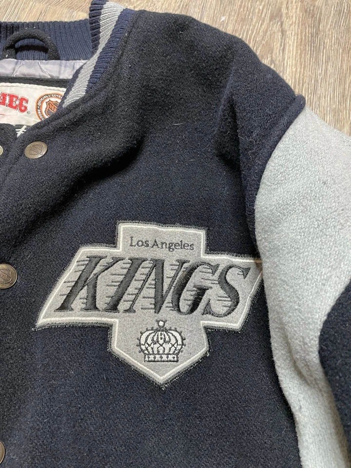Chaqueta Universitaria/Bombardero Años 90 NHL Nuez moscada LA Kings Lana Botón a Presión Talla XL Y2K Foto 3 de 4