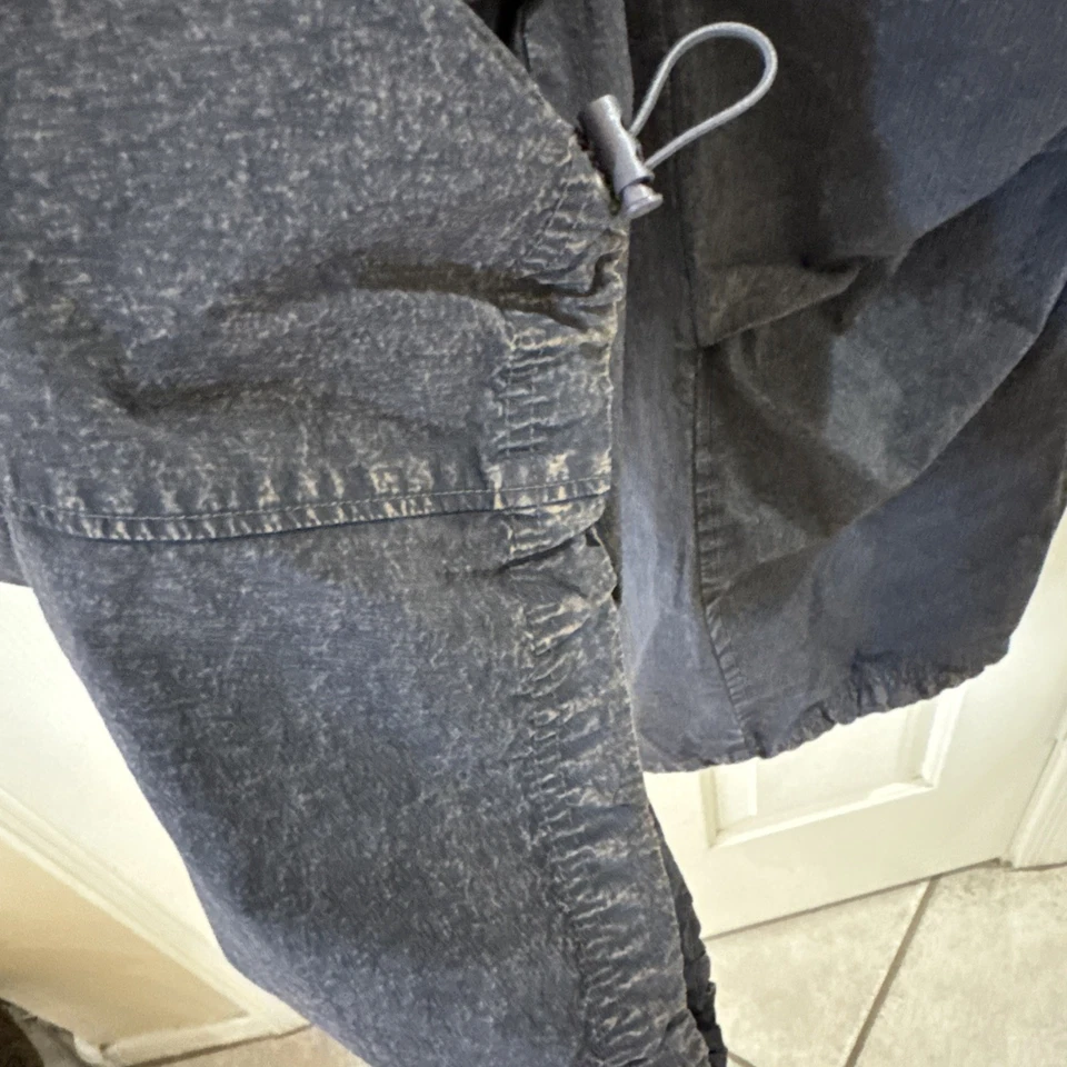 Pantalones de paracaídas Urban Outfitters de nailon carbón con cordón talla mediana Foto 4 de 4