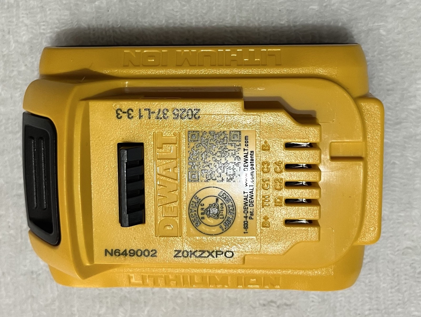 2 New Dewalt DCB203 20V Max  Batteries 2.0Ah Lithium Ion Li-Ion 20 Volt DCB203-2