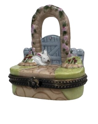 1997 CBK Ltd Porcelain Hinged Trinket Box Garden Trellis Gate Bunny Rabbit READ