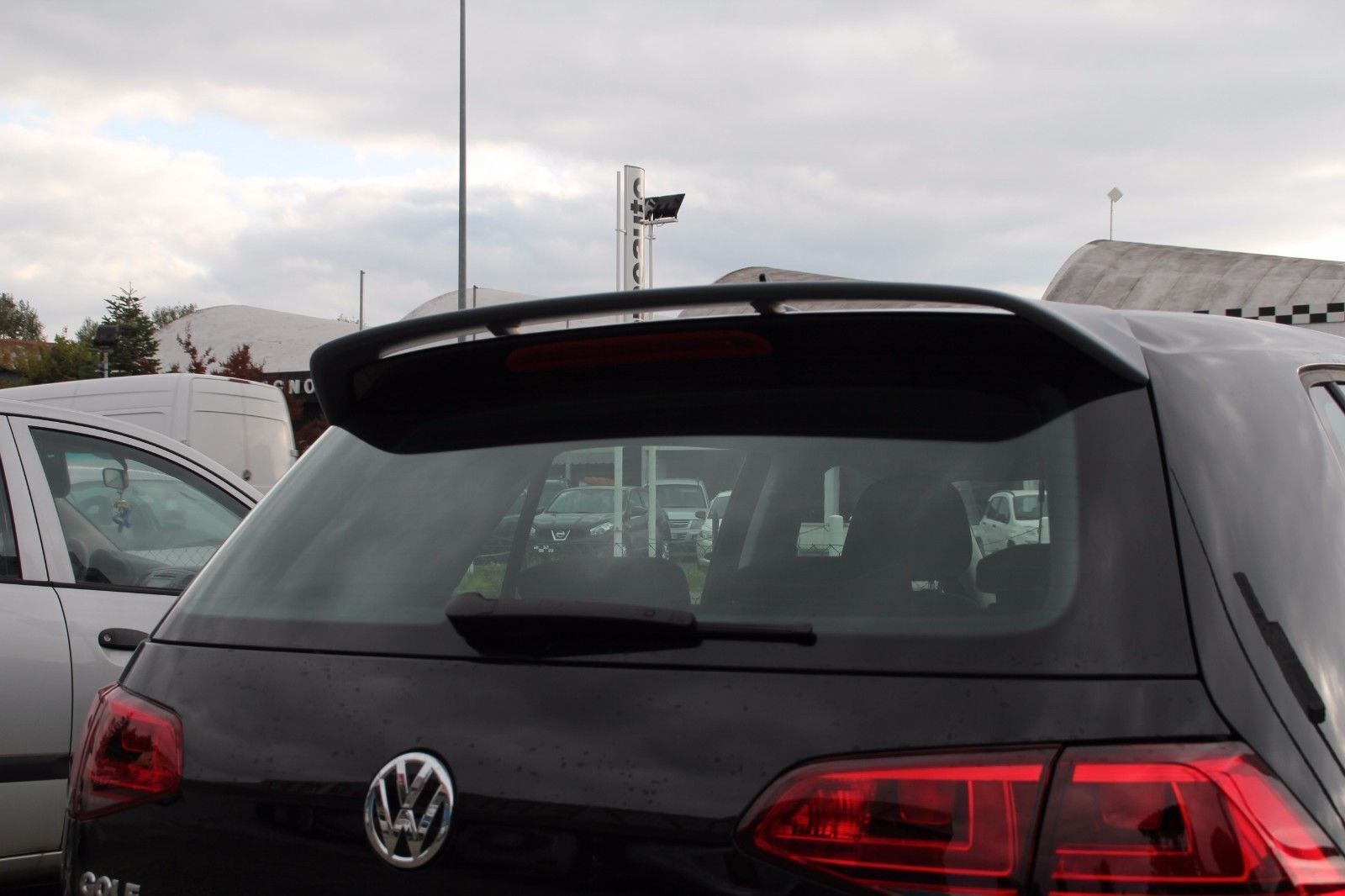 Spoiler VW Golf 7 apprêté avec kit de fixation complet pour hayon - 3