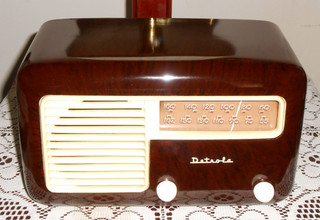 VINTAGE DETROLA TUBE BAKELITE MID CENTURY RADIO RESTORED 571 WORKS! LOOKS NICE!