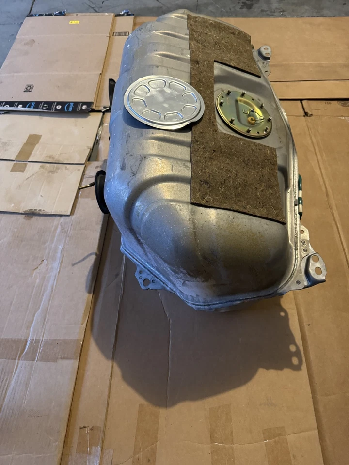 Conjunto de depósito de tanque de combustible Lexus UCF20 LS400 1995-1998 OEM 77001-50060 Foto 4 de 4