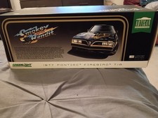 Greenlight Artisan 1977 Pontiac Firebird Trans Am Smokey & The Bandit 1:18 Scale