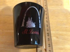 St. Louis MO Shot Glass – Łuk i parowiec Czarna pamiątka Biało-czerwona grafika