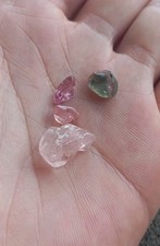 16.2ct Lote en Bruto Morganita(9.50ct), Espinela(3.50ct) y Turmalina(3.20ct).