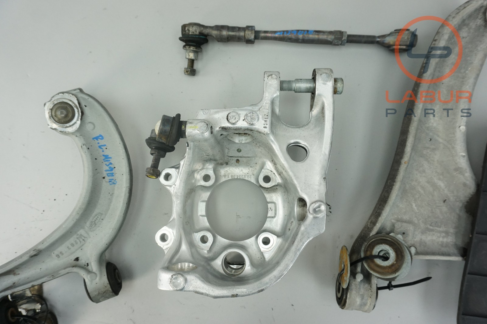 M139 03-10 Maserati Quattroporte Rear Left Side Control Arm Knuckle Hub Z7048