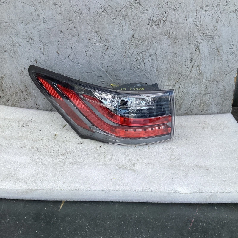 2011-2017 LEXUS CT200H LEFT OUTER REAR LH DRIVER SIDE TAILLIGHT OEM