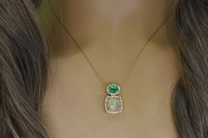 Colgante cojín de ópalo de fuego y diamantes esmeralda simulados de 3 quilates enchapado en oro amarillo de 14 k Foto 3 de 3