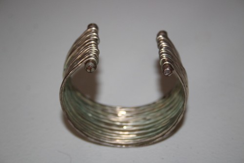 g10 LOT of 4 Wide Bracelets Fashion Jewelry Pinks Silvers - Picture 15 of 15