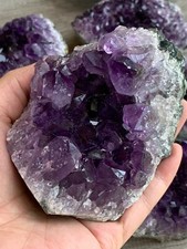 Racimo de amatista púrpura profundo de uruguayo, geoda de amatista, amatista cruda