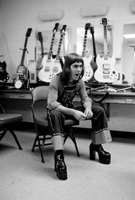 SLADE Dave HILL Portrait of Dave Hill backstage full length sitting 51- Photo