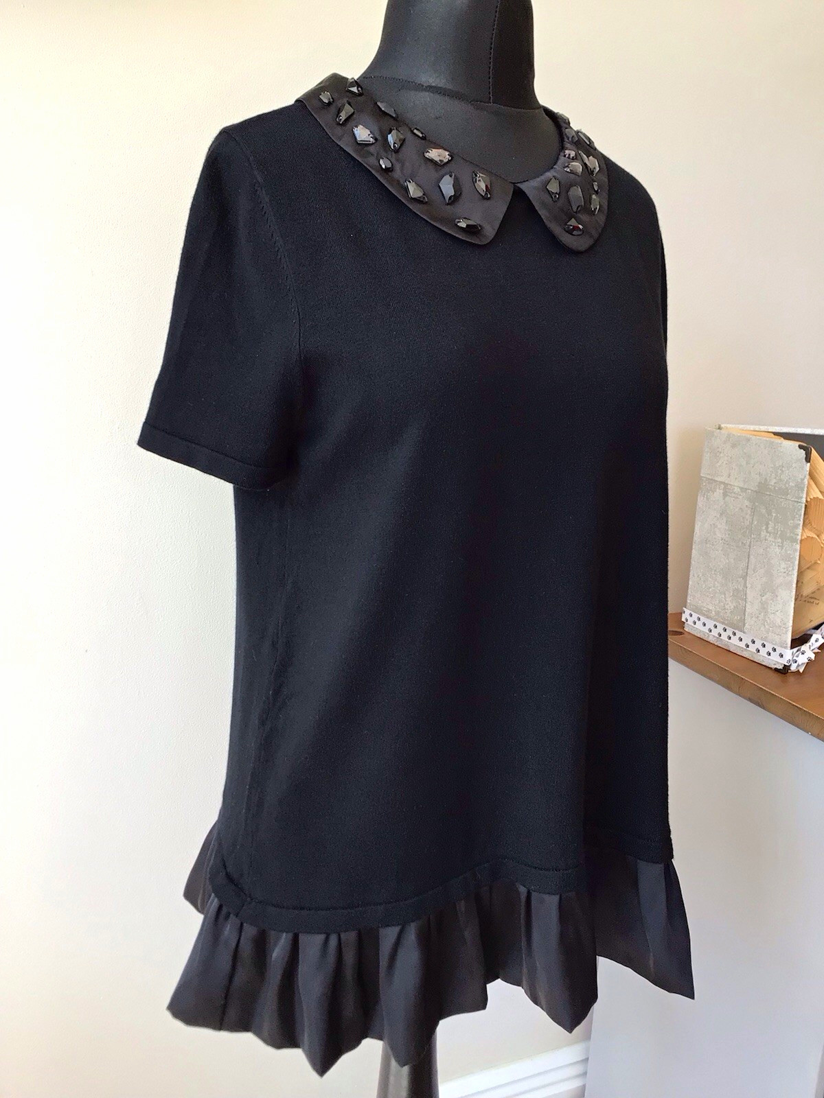 M&S COLLECTION BLACK SHORT SLEEVE FINE KNIT BEADED COLLAR RUFFLE HEM JUMPER