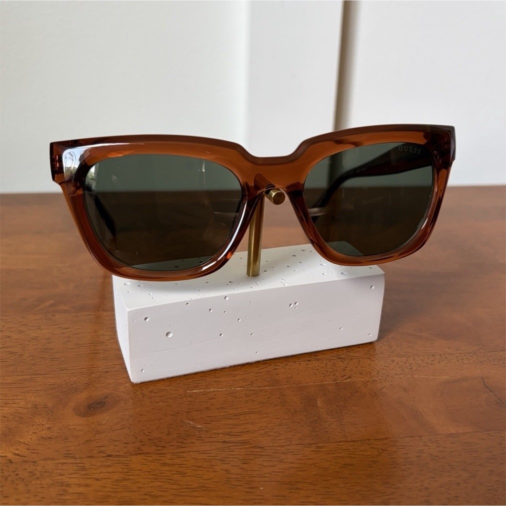 GUESS GU00206  Sunglasses Brown Plastic Frame Gray Tinted Lenses 53-19-145