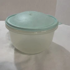 Tupperware Crisp-It Lettuce Keeper Bowl Mint Green Lid # 1424 Vintage
