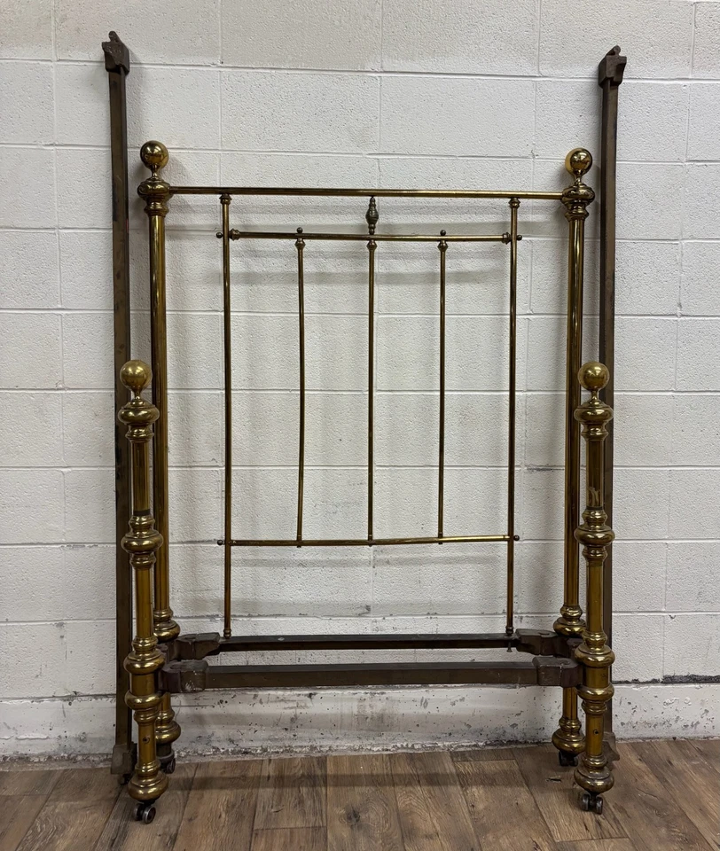 Antigua cama de bala de cañón de latón y hierro estilo francés tamaño doble Foto 2 de 4