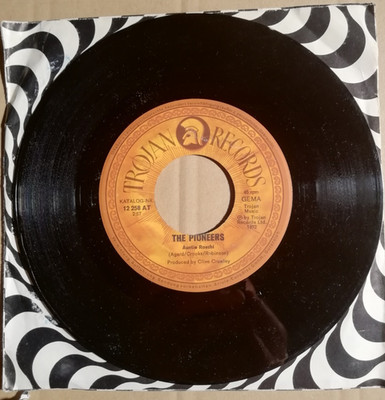 THE PIONEERS - ROLL MUDDY RIVER / AUNTIE ROACHI - 7''-SINGLE - GERMANY  1972 (1)