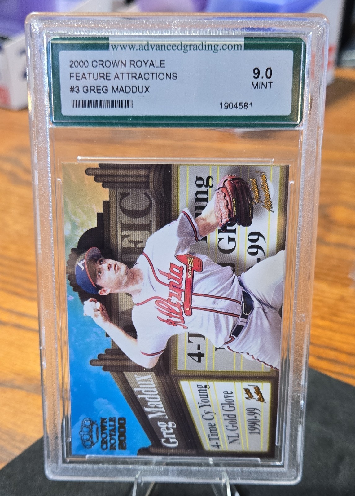 2000 Pacific Crown Royale - Feature Attractions Greg Maddux #3 AGS 9