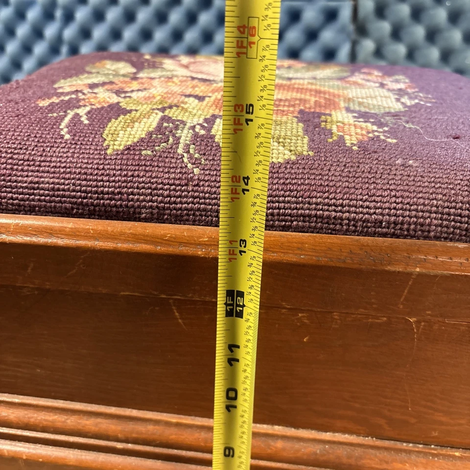 Banco reposapiés superior cubierto con punta de aguja floral de colección 15" h x 16" l x 1"5 w 1920s Foto 2 de 4